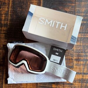 SMITH White Goggles with Rose-Tinted Lens
